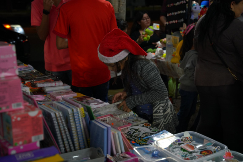 Apoyan familias a emprendedores locales en bazar navideño