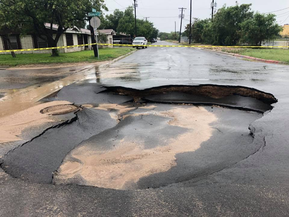 Lluvias provocan hundimientos en  calles de McAllen