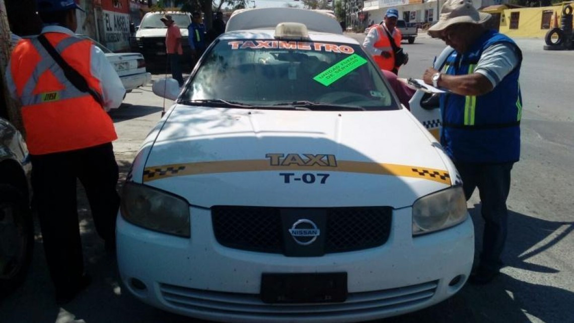 PE asegura ocho taxis pirata 