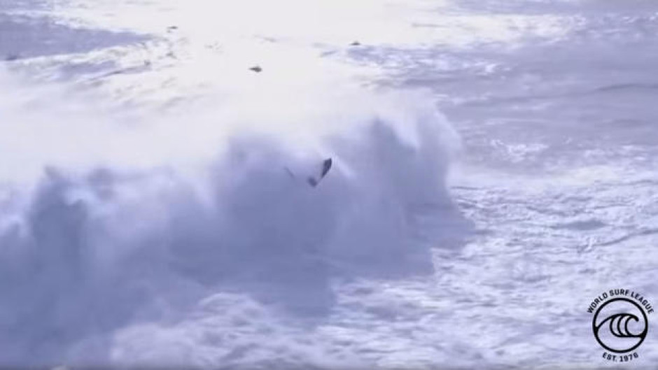 Ola gigante arrastró a dos personas en pleno torneo de surf 