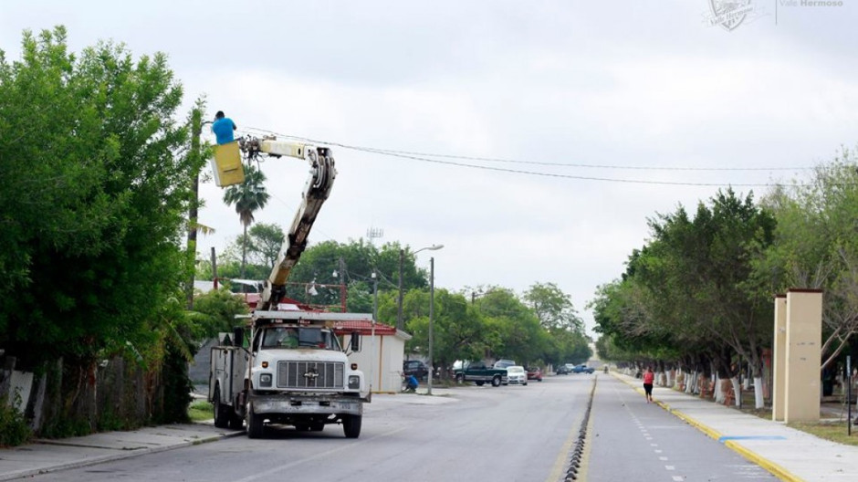 Revisan lámpara públicas para su mejor funcionamiento