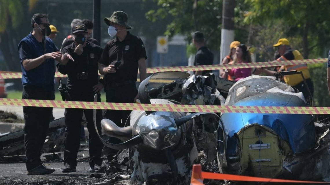 Avión se estrella sobre un autobús público en Sao Paulo, Brasil 