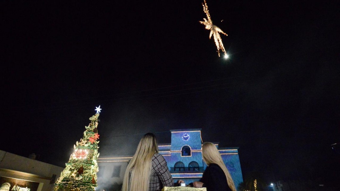 En Altamira encienden el Pino Navideño 