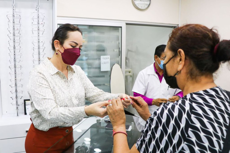 Carmen Lilia Canturosas entrega lentes a personas de escasos recursos 