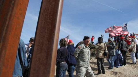Con valla humana, piden financiamiento para muro