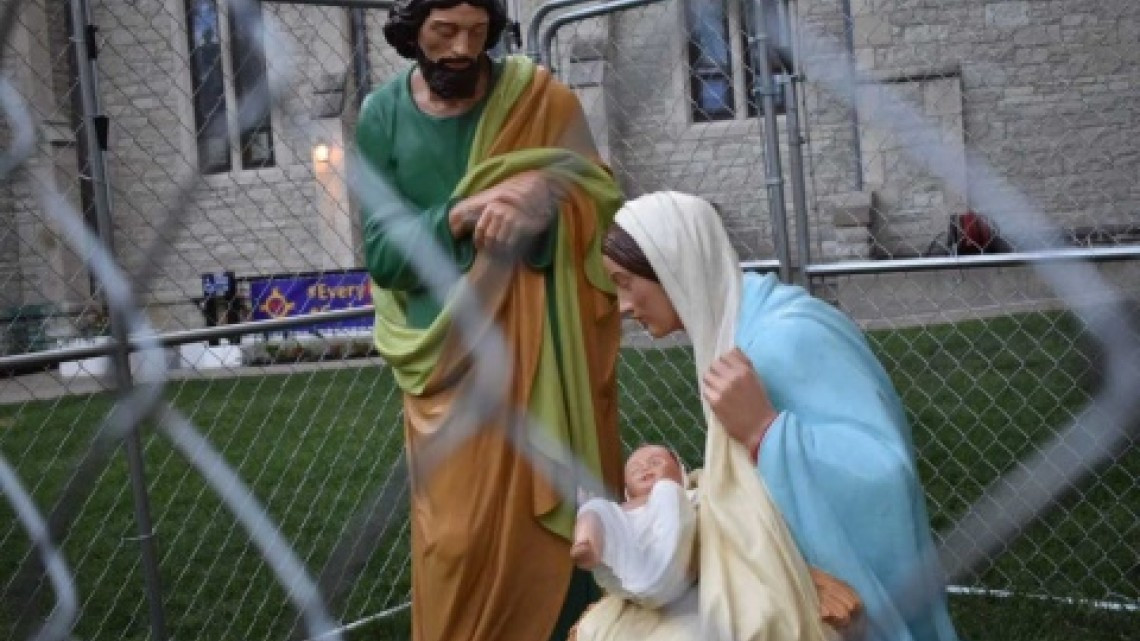 Enjaulan a la Sagrada Familia en “honor” a Trump