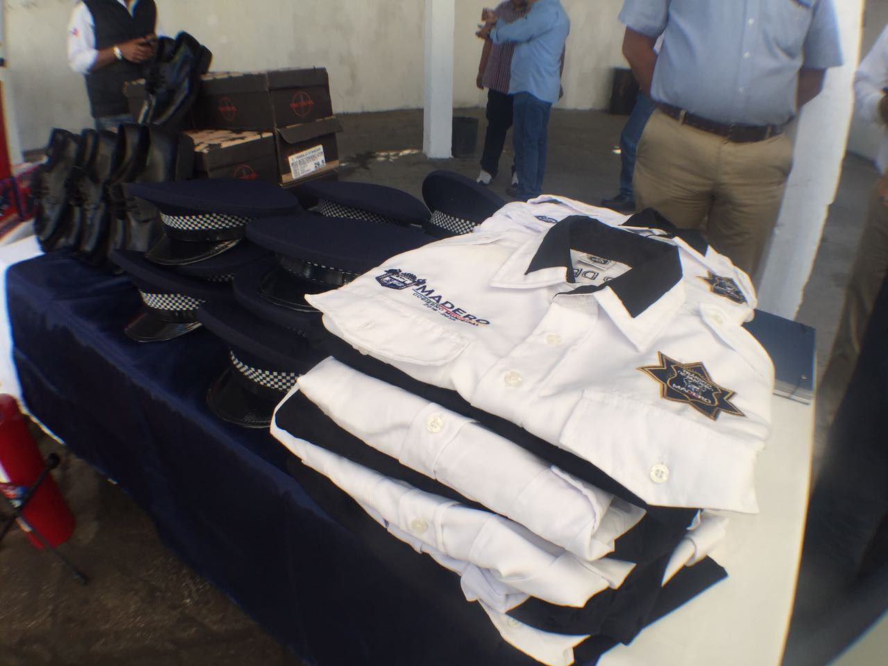 Uniforman y equipan a agentes de Tránsito