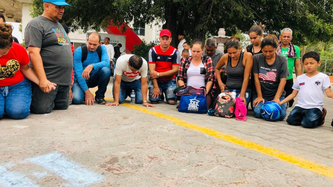 Claman migrantes pidiendo ayuda divina para llegar a EU 