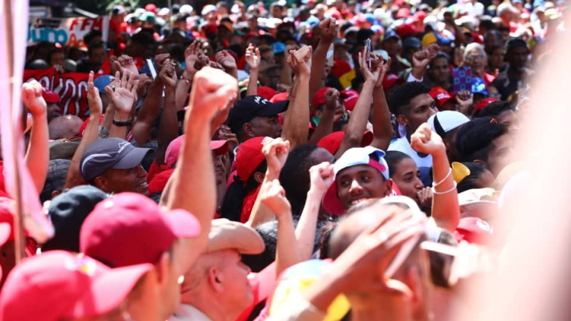 Juan Guaidó jura asumir como presidente encargado de Venezuela