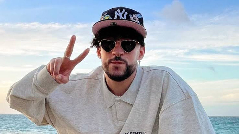 Bad Bunny responde a polémica por aventar teléfono de fan