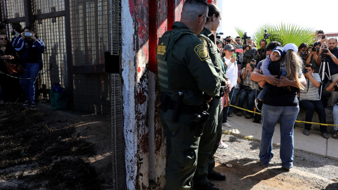 Abren frontera entre México y EU para familias