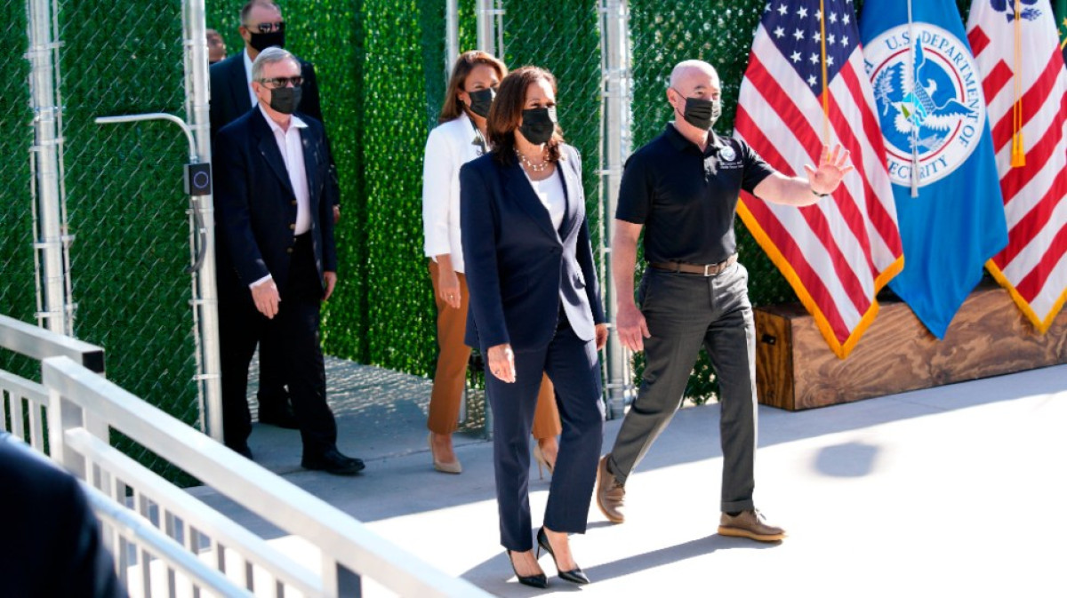 Kamala Harris sostiene encuentro con niñas migrantes en su visita al Paso, TX