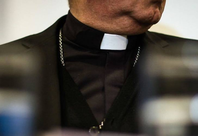 Dan 75 años de cárcel a sacerdote por abusar sexualmente de 3 adolescentes