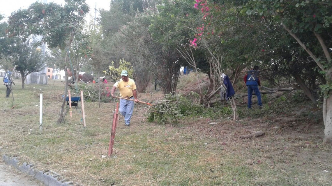 Realizan cuadrillas de SPP limpieza de plazas públicas