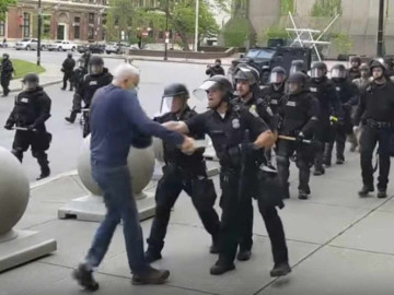 El manifestante de Buffalo empujado por la policía podría ser un provocador ANTIFA: Trump