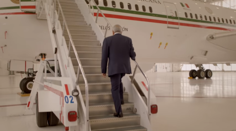 Desde el avión presidencial, AMLO invita a participar en su rifa 