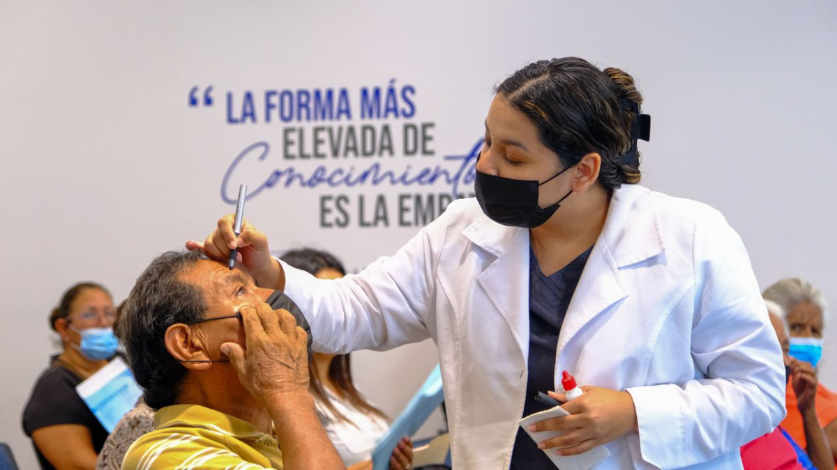 Recuperan la vista más de 100 ciudadanos gracias a campaña de operación de cataratas del sistema DIF