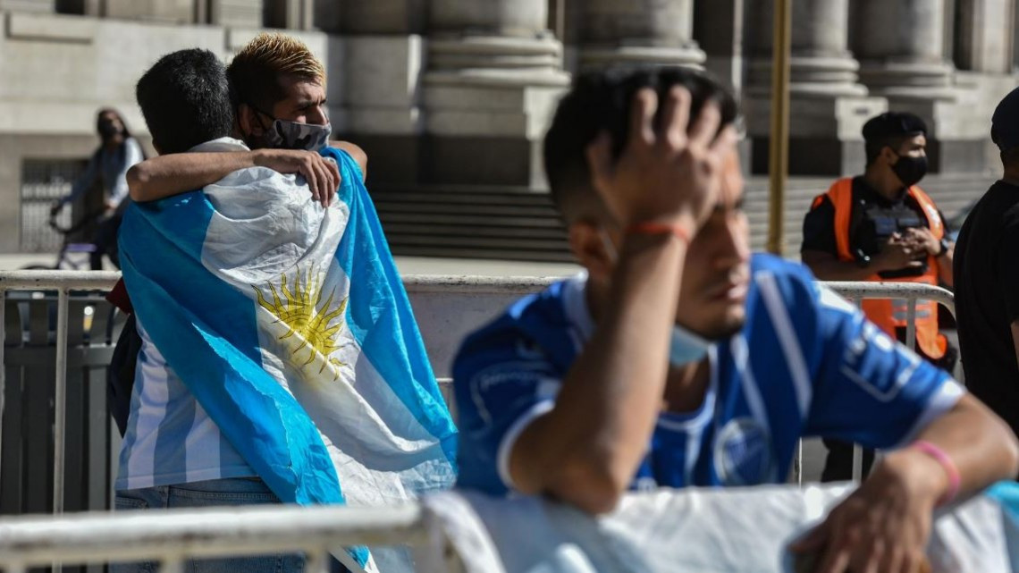 Miles de personas dan último adiós a Maradona en la Casa Rosada en Argentina
