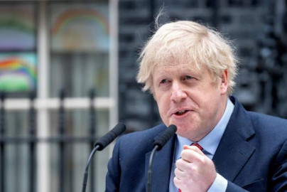 Niega Boris Johnson que el Reino Unido haya bloqueado la exportación de vacunas de la Covid-19