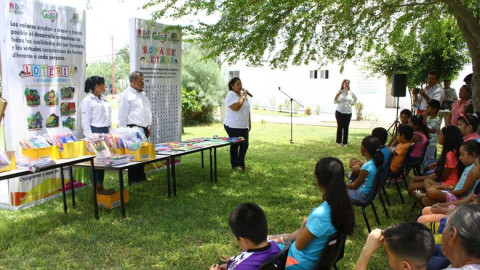 Ayuntamiento entrega útiles escolares a niños de cursos de verano