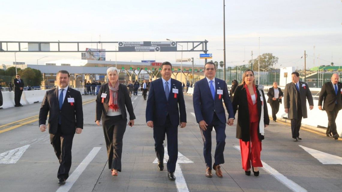 Abrazo de hermanad en el puente internacional Juárez-Lincoln