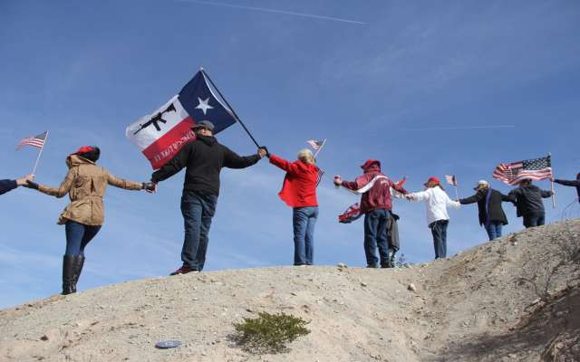 Con valla humana, piden financiamiento para muro