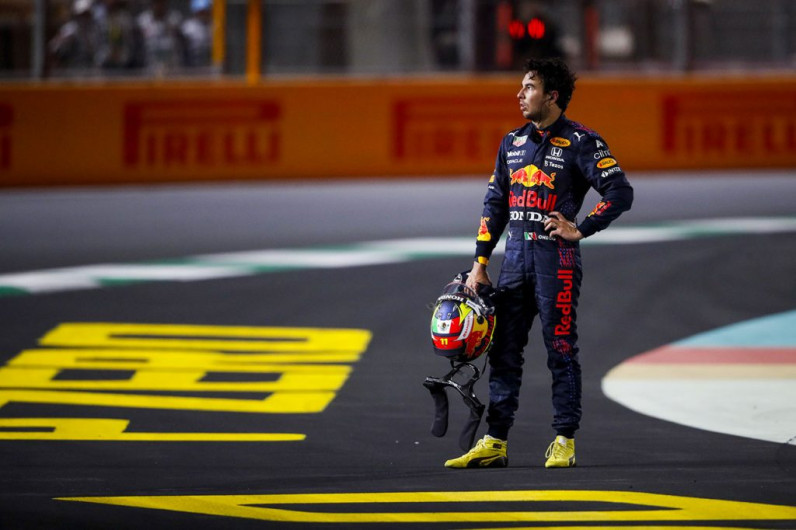 Abandona 'Checo' Pérez carrera en Arabia Saudita tras accidente 