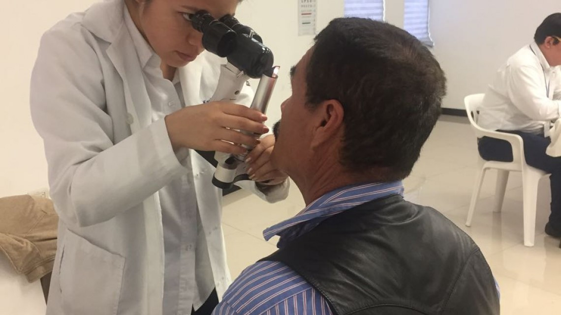 Dan seguimiento a pacientes operados por cataratas