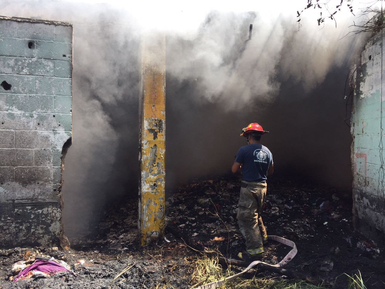 Incendian bodega de ropa abandonada 