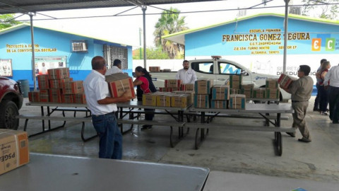 Entregan apoyo a escuelas dañadas por lluvias