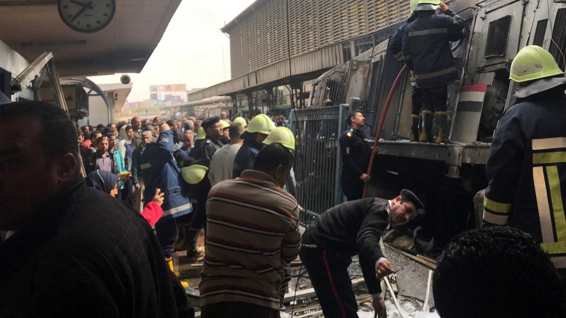 Al menos 20 muertos por un incendio en una estación de tren en Cairo