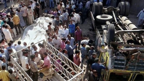 Al menos 25 muertos y 19 heridos al caer un autobús por un puente en India
