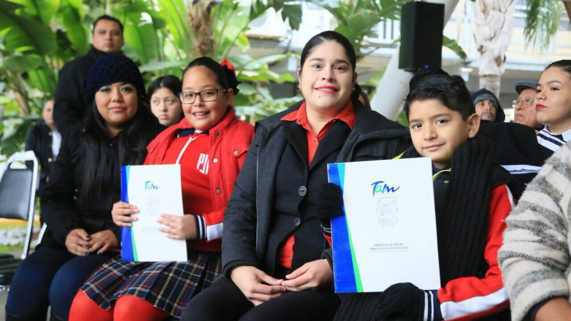 Realizan primer entrega de becas “Propósito”y “Virtud” 