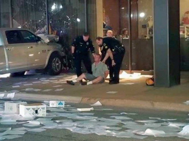 Hombre es detenido tras embestir auto contra canal de TV