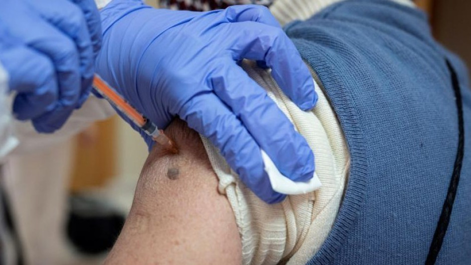 Suman cinco funcionarios de Jalisco captados “colando” familiares en vacunación