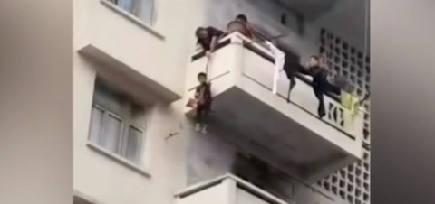 Abuela cuelga a su nieto de un quinto piso para salvar a su gatito 