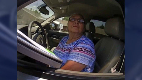 Mujer termina arrestada por no recibir infracción