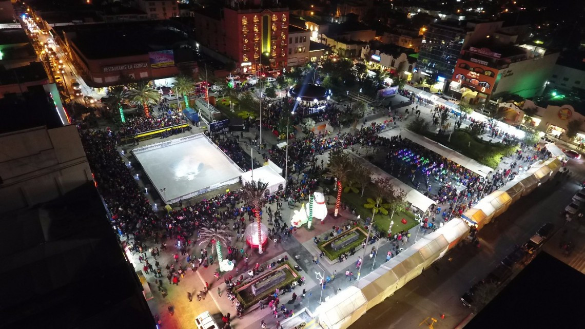 Niños encienden junto con alcaldesa Pino Navideño
