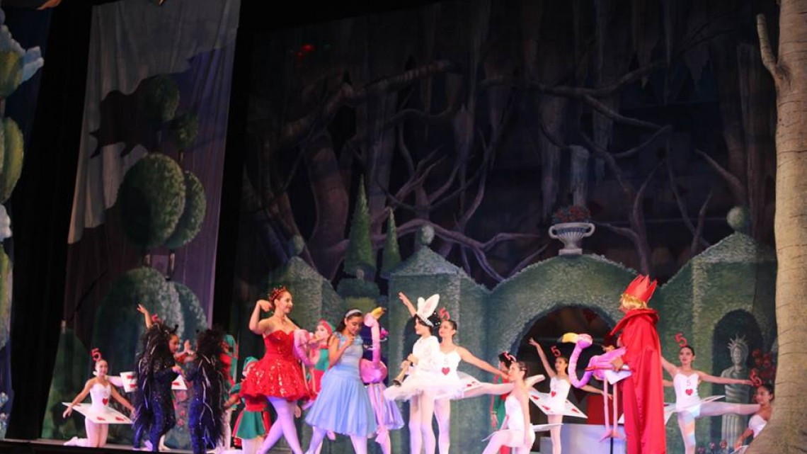 Alcaldesa asiste a presentación del ballet clásico "Alicia en el país de las maravillas"