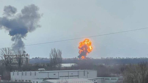 Denuncia Zelenski destrucción de aeropuerto de Vinnytsia con misiles rusos 