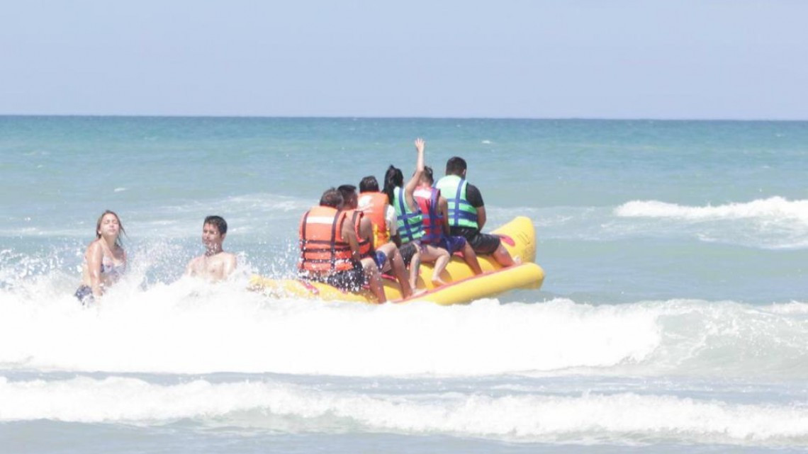 Vacacionistas abarrotan playa Miramar en Madero