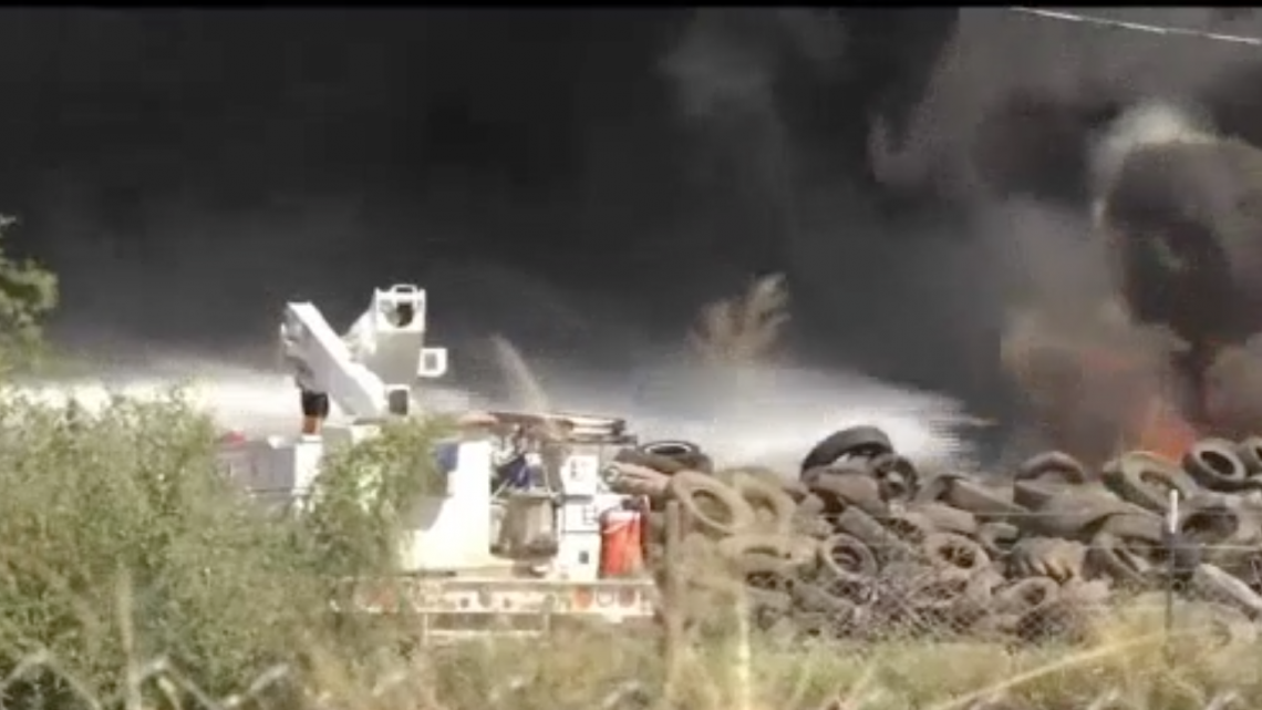 Se registra incendio de llantas en Mission