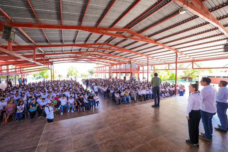 Apoya Carlos Peña Ortiz entrega de Becas de Bachillerato en Reynosa 