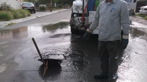 Comapa trabaja con equipo vactor