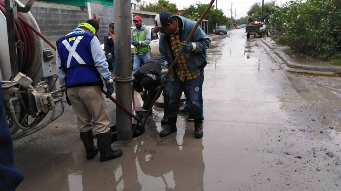 Comapa trabaja con equipo vactor