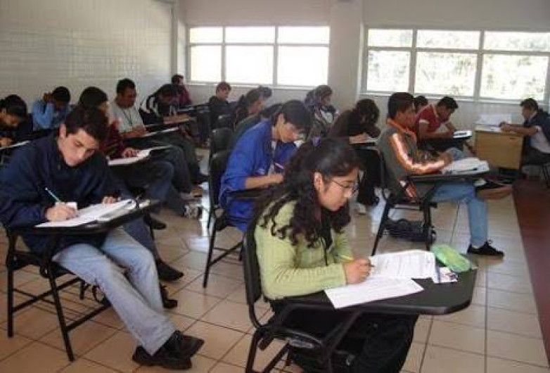 Busca diputado beneficiar a 10 mil estudiantes