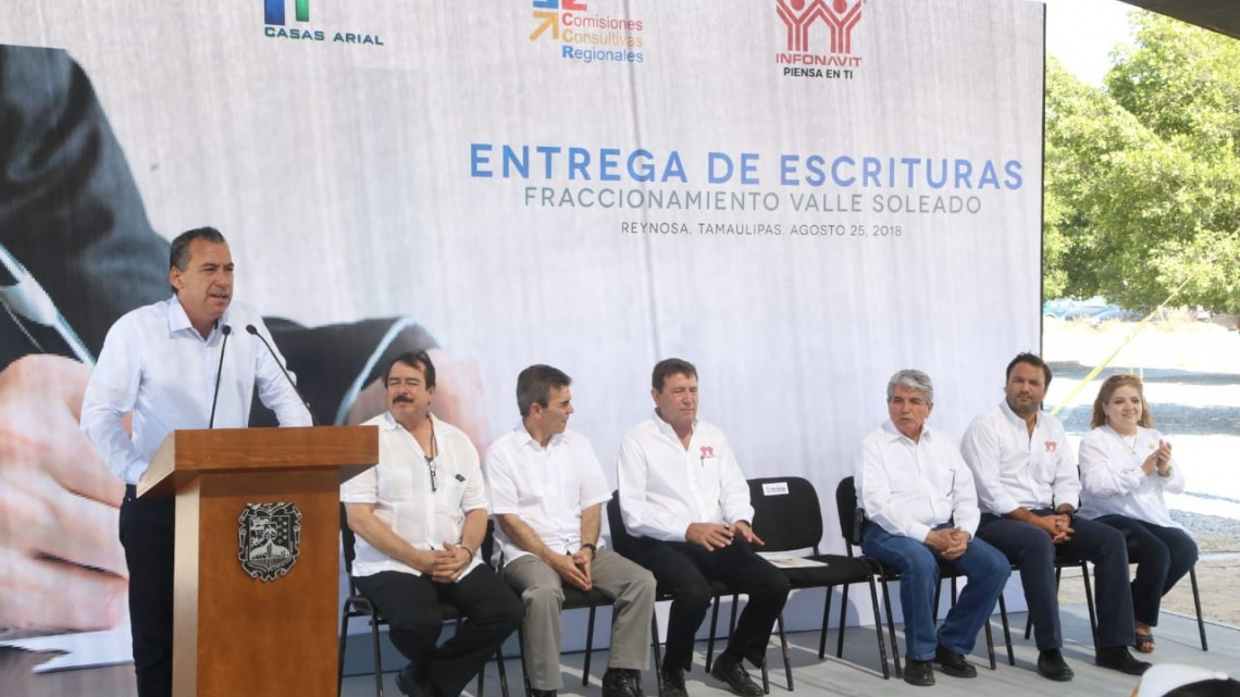 Alcalde y delegado del INFONAVIT entregan escrituras