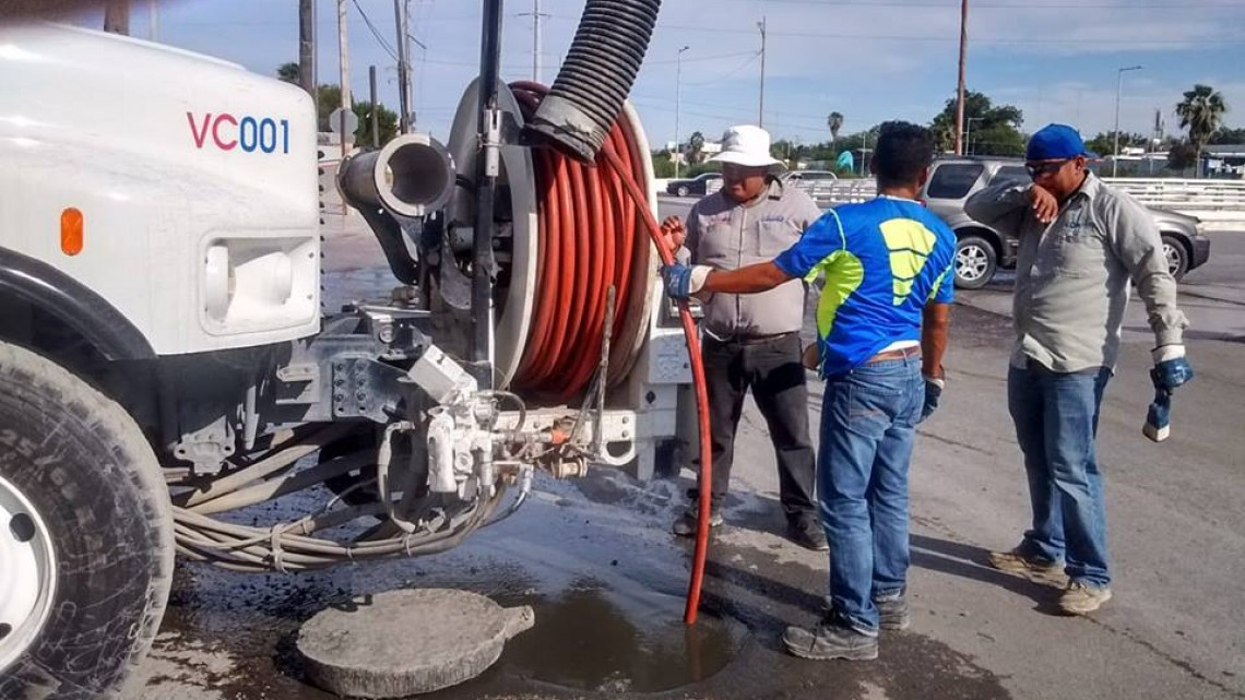 Comapa trabaja con equipo vactor