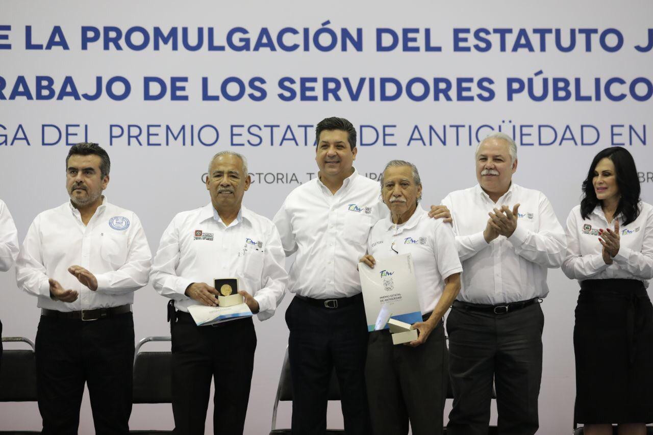 Reciben burócratas premio por antigüedad y aumento de sueldo