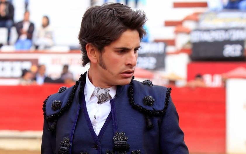 Exhiben al rejoneador Emiliano Gamero maltratando a su caballo